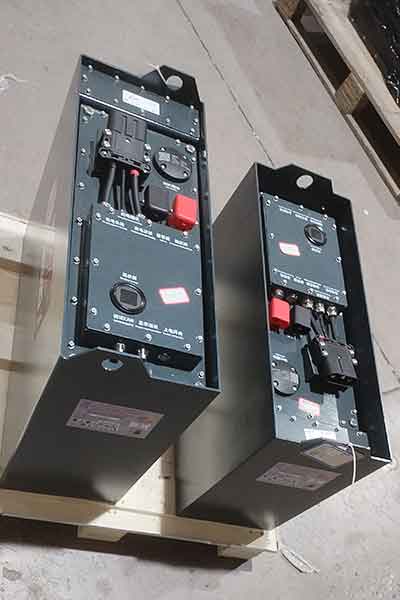 Литиевые тяговые аккумуляторы для вилочного погрузчика на складе, готовые к установке и подключению