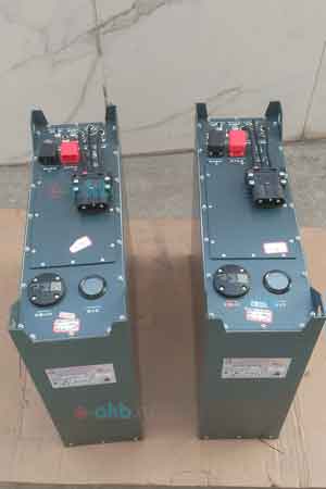 Литиевые тяговые аккумуляторы для вилочных погрузчиков на складе, вид сверху на две батареи Elhim Iskra