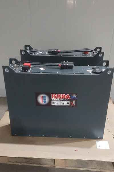 Литиевая тяговая батарея ISKRA для погрузчика на складе