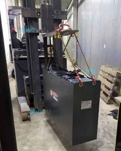 Установка LiFePO4 батареи Elhim Iskra 51,2 В 460 А·ч в ричтрак Hyster с помощью подъёмного оборудования