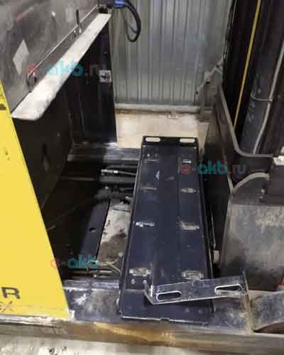 Аккумуляторный отсек ричтрака Hyster перед установкой LiFePO4 батареи