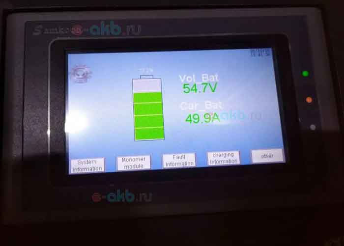 Дисплей зарядной системы LiFePO4 батареи с параметрами 54,7 В и 49,9 А