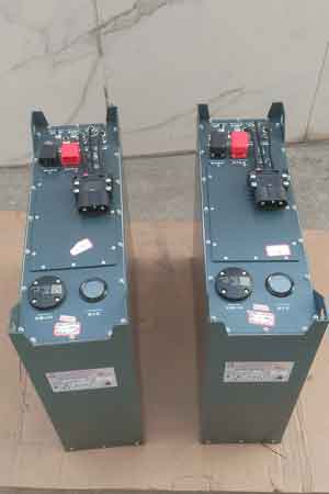 Два тяговых литиевых аккумулятора для складской техники на полу, вид сверху, готовые к установке в погрузчик