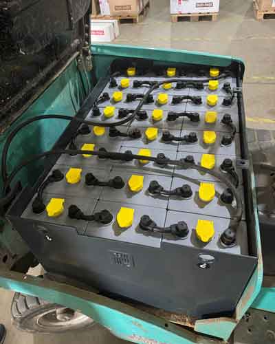 Тяговая батарея 48V 5 PzSL 450 Ah в аккумуляторном отсеке погрузчика Maximal FB15